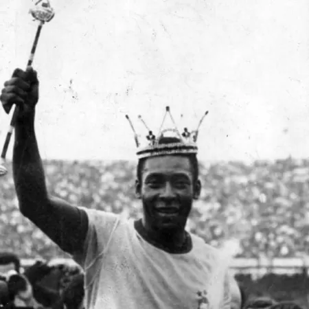 Pelé com coroa de rei em jogo no estádio do Morumbi em 1971, pela seleção