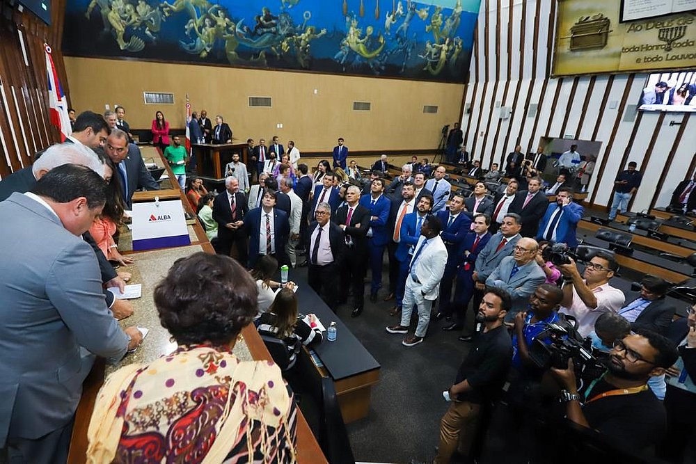 Deputados acompanham contagem de votos no plenário da Assembleia Legislativa da Bahia