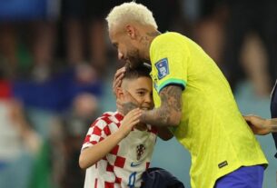 Neymar cumprimenta filho de Pericic