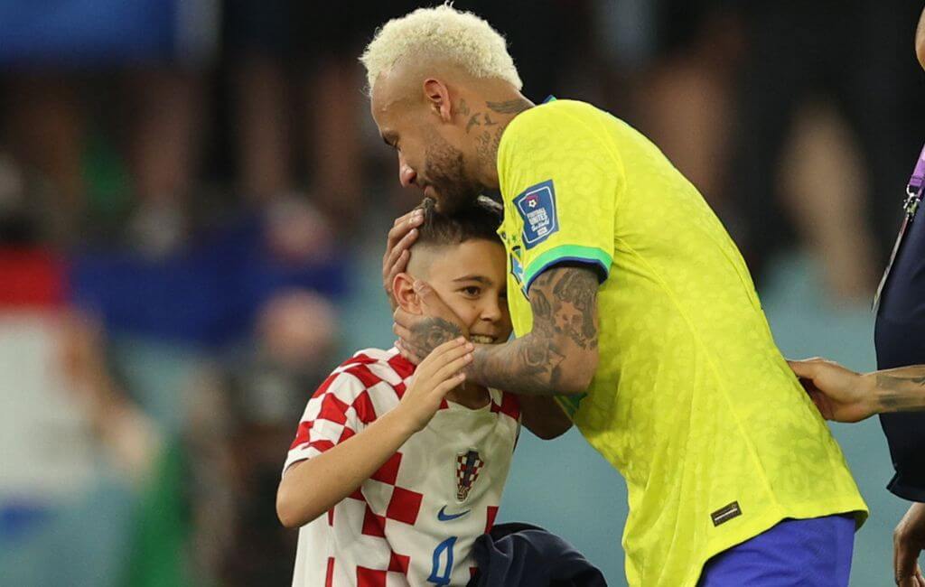 Neymar cumprimenta filho de Pericic