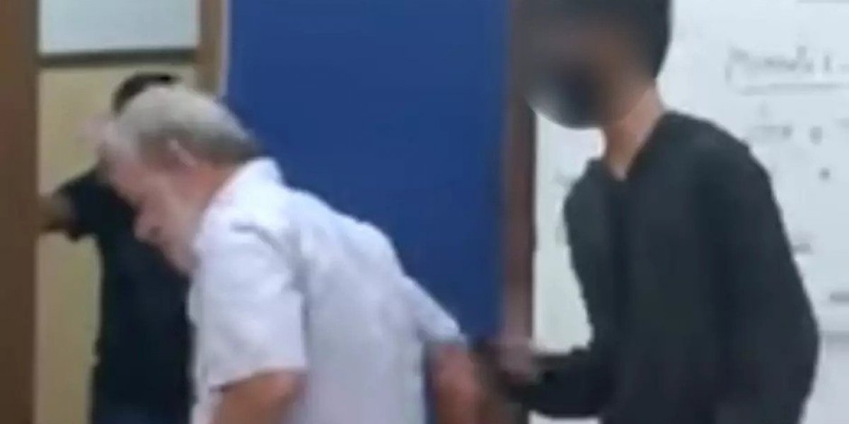 Aluno tenta derrubar professor