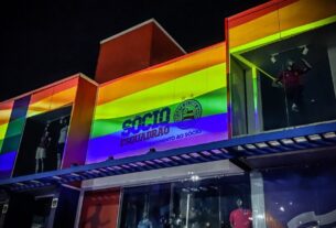Loja Esquadrão com cores LGBT