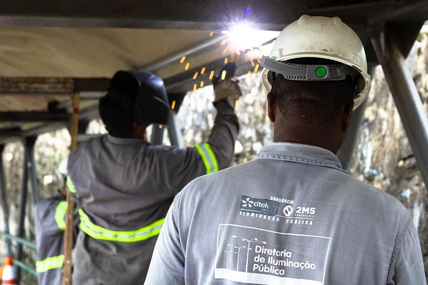 Prefeitura ilumina passarelas